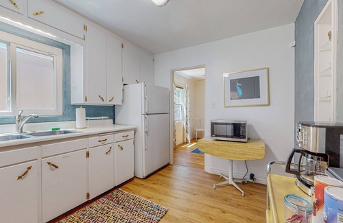 Highland Business Casa | Adobe Home, 2bd/1ba, Garage, Dog