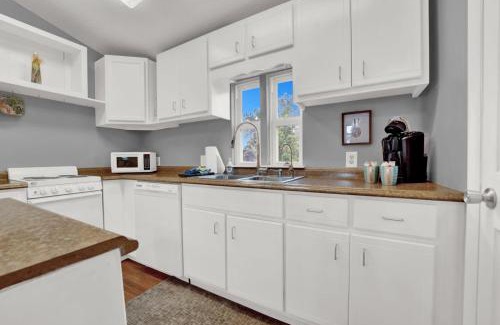 Lynn Haven Casa | Adorable 1 BDR with Full Kitchen Deck Washer Dryer
