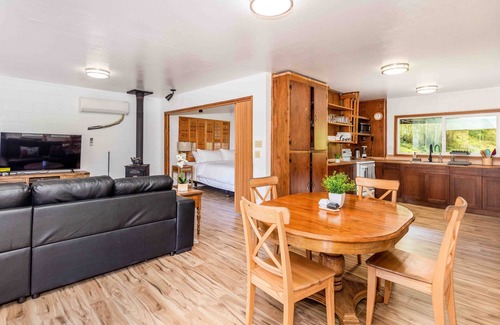 Ukiah Casa | Adorable 1 bed/1 bath house with indoor Fireplace