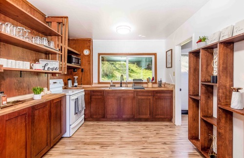 Ukiah Casa | Adorable 1 bed/1 bath house with indoor Fireplace