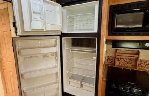 Engadine Casa | Adorable 1-bedroom Camper in Engadine with Lake Access. 50 mi west of bridge