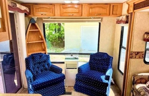 Engadine Casa | Adorable 1-bedroom Camper in Engadine with Lake Access. 50 mi west of bridge