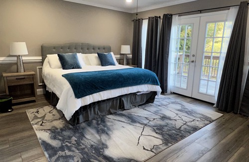 Bristol Casa | Adorable 1 bedroom conveniently located guesthouse with on-site parking