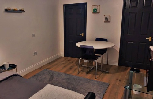 Harlington Casa | Adorable 1-bedroom place with patio
