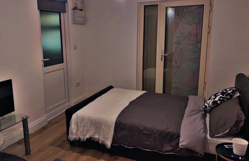 Harlington Casa | Adorable 1-bedroom place with patio