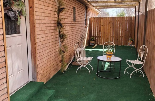 Bonanza Apartamento | Adorable 1-bedroom suite with free driveway parking