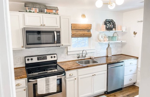 Columbia Apartamento | Adorable 1BR Apt. w/ KING bed 1 m. to square!