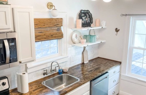 Columbia Apartamento | Adorable 1BR Apt. w/ KING bed 1 m. to square!