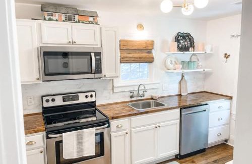 Columbia Apartamento | Adorable 1BR Apt. w KING bed 1 m. to square