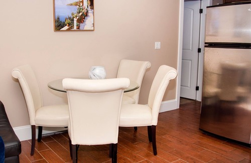 Guildford Apartamento | Adorable 2 Bdrm Suite In The Heart of Surrey Guildford