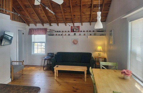 Ocean Park Cabina | Adorable 2 bedroom cabin only 50ft from Beach