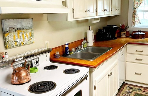 Harrison Casa | Adorable 2 Bedroom Cottage 3 blocks from downtown square