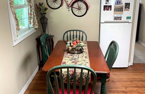 Harrison Casa | Adorable 2 Bedroom Cottage 3 blocks from downtown square