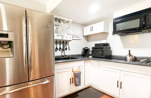 Lexington Apartamento | Adorable 2 Bedroom Walk-Out with Theatre and Game Room