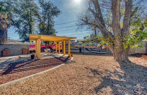 Las Cruces Casa | Adorable y acogedora casa frente a la piscina y el parque; Camina hasta los puntos de acceso del centro