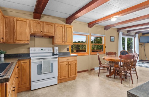 Iola Cabaña | Adorable 3-bedroom cottage in charming Iola