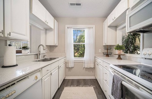 Mount Pleasant Casa | Adorable 3br/2ba Shem Creek Retreat!