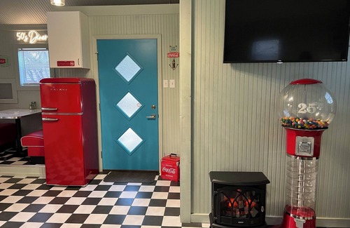 Johnson City Cabina | Adorable 50's-themed cabin at River's Edge Campground w/ resort amenities.