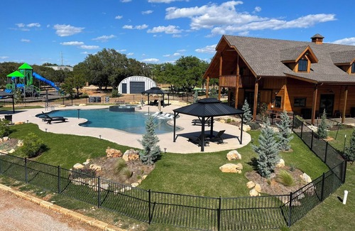 Johnson City Cabina | Adorable 50's-themed cabin at River's Edge Campground w/ resort amenities.