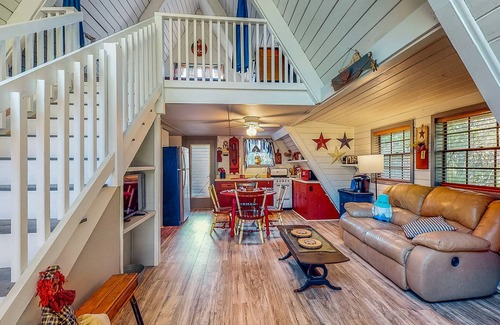 Bushnell Cabina | Adorable A-Frame with riverfront yard, fishing pier, & firepit