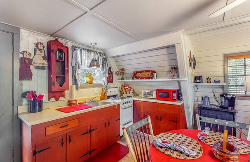 Bushnell Cabina | Adorable A-Frame with riverfront yard, fishing pier, & firepit