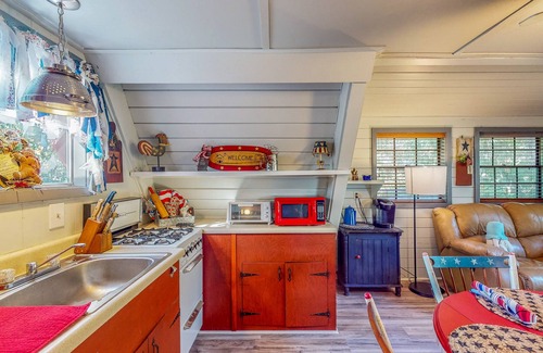 Bushnell Cabina | Adorable A-Frame with riverfront yard, fishing pier, & firepit