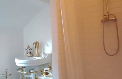 Quartier Sainte-Avoye Cama Y Desayuno | Adorable and typically Parisian maid's room