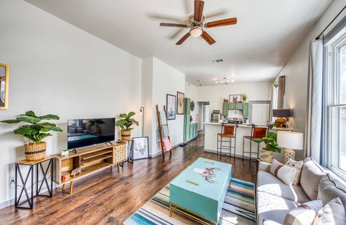 Southtown Apartamento | Adorable Apt Near Downtown | Ideal for Longer Stays