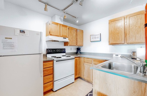 Freeland Apartamento | Adorable bayfront getaway w/ a full kitchen, free WiFi, & beach access