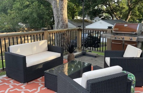 Bayview Casa | Adorable Beach bungalow a BLOCK from the Beach