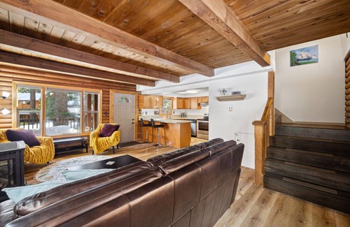Tahoe Vista Cabina | Adorable Cabin 5-min walk to beach! Dog friendly!
