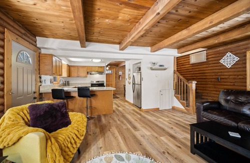 Tahoe Vista Cabina | Adorable Cabin 5-min walk to beach! Dog friendly!