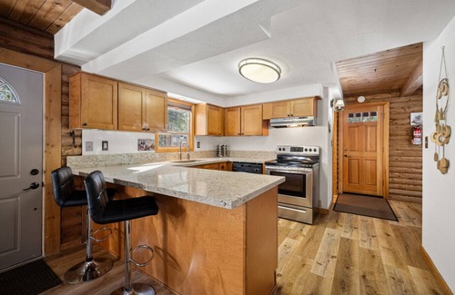 Tahoe Vista Cabina | Adorable Cabin 5-min walk to beach! Dog friendly!