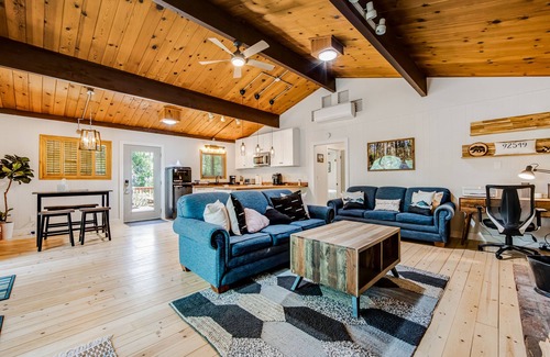 Idyllwild Cabina | Adorable cabin in the trees near hiking & town w/ deck & high-speed WiFi