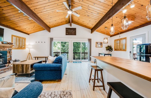 Idyllwild Cabina | Adorable cabin in the trees near hiking & town w/ deck & high-speed WiFi