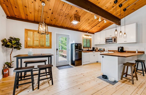 Idyllwild Cabina | Adorable cabin in the trees near hiking & town w/ deck & high-speed WiFi