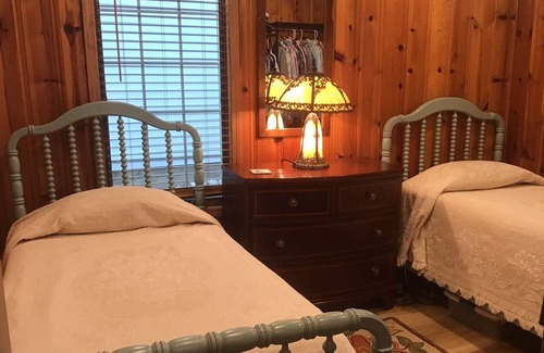 Coldwater Cabina | Adorable Coldwater Lake Cottage with Steller Views!