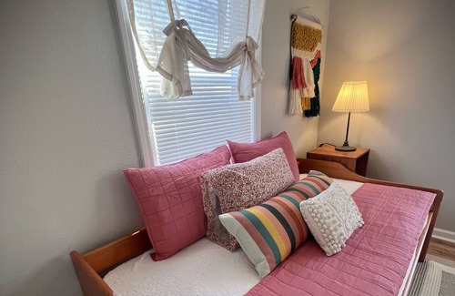 Powell Cabaña | Adorable Cottage fully stocked and convenient to everything!