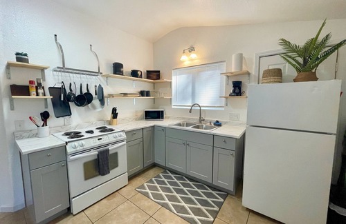 Middletown Cabaña | Adorable Cottage in downtown Middletown - Close to Harbin Hot Springs!