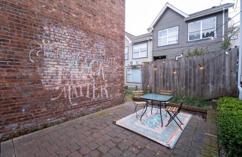 Broadway Casa | Adorable Cozy House with Parking and Loft!