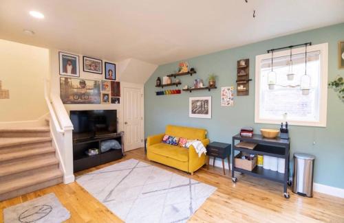 Broadway Casa | Adorable Cozy House with Parking and Loft!