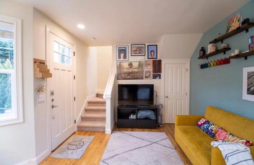 Broadway Casa | Adorable Cozy House with Parking and Loft!