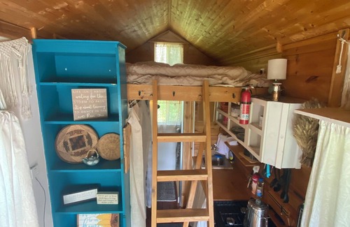 East Randolph Cabina | Adorable Cozy Tiny House perfect for skiing Vermont.