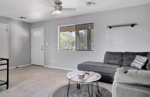 North Scottsdale Cabaña | Adorable guesthouse with private driveway