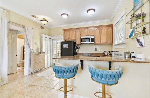 Hyde Park Apartamento | Adorable Hyde Park Apartment w/Parking & Gym