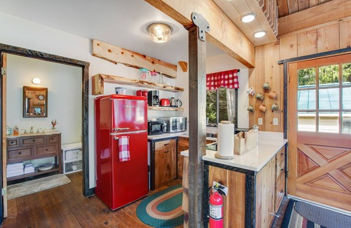 Port Angeles Casa | Adorable lake hideaway with free WiFi, spacious deck, lake views, & shared dock