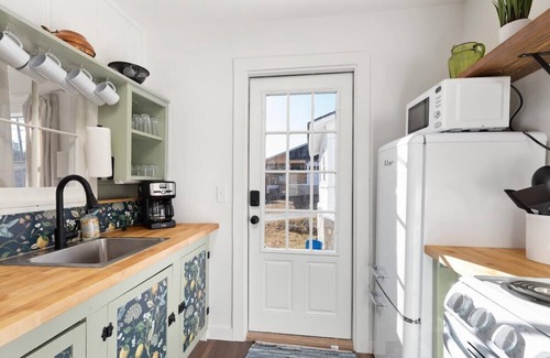 Rockaway Beach Casa | Adorable Lakefront Cottage - Rockaway Beach