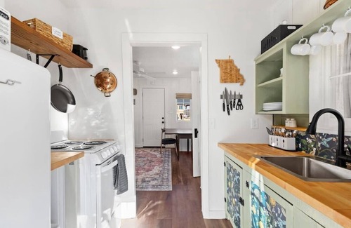 Rockaway Beach Casa | Adorable Lakefront Cottage - Rockaway Beach