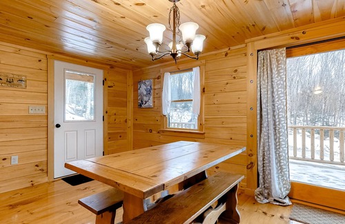 Franconia Casa | Adorable Log Cabin with Fast WiFi, Mountain Views, Deck, & Gas Fireplace