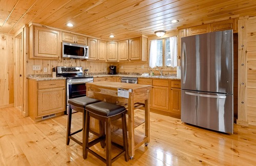 Franconia Casa | Adorable Log Cabin with Fast WiFi, Mountain Views, Deck, & Gas Fireplace